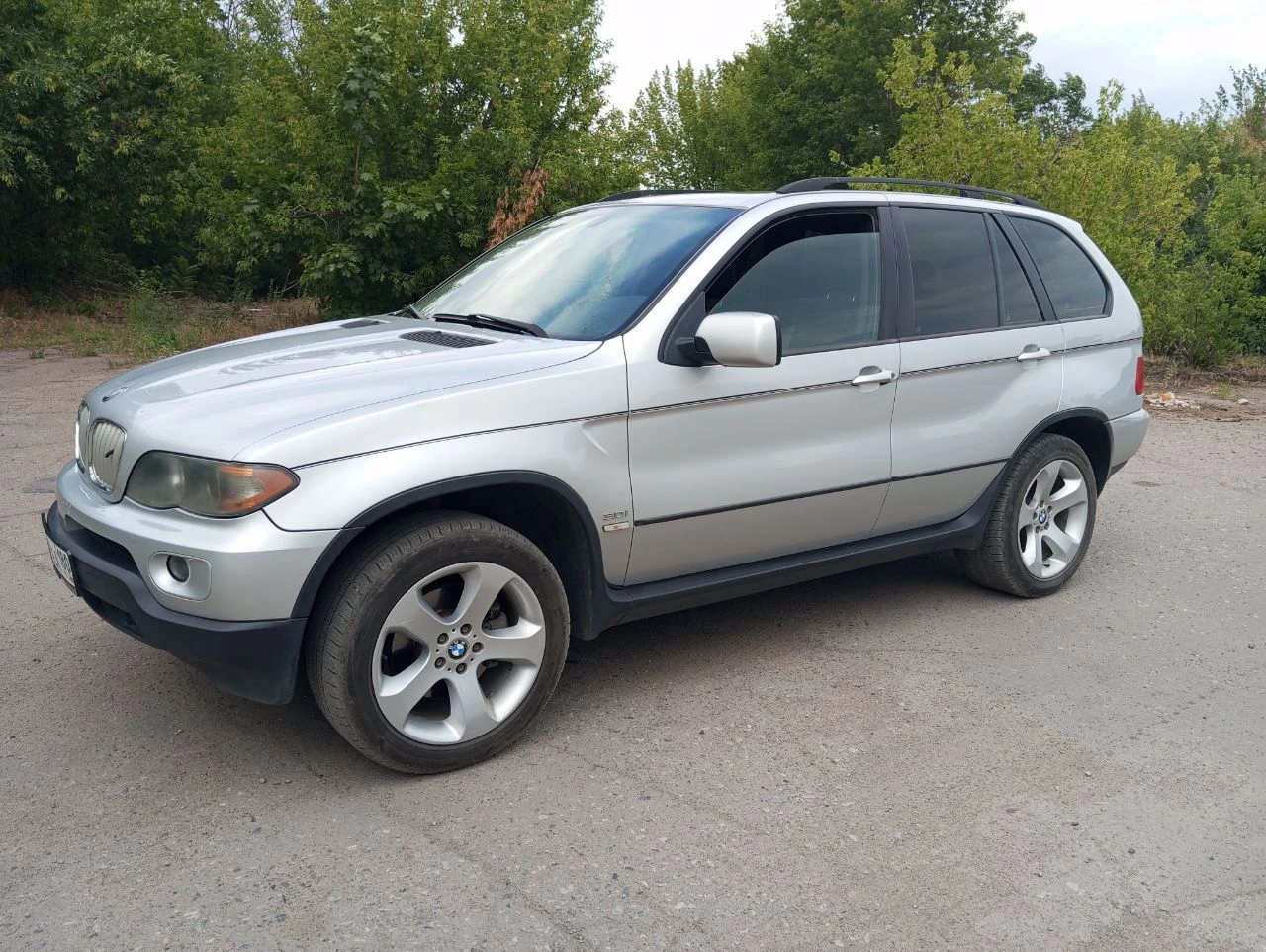 Енакиево. продам bmw x5 е53 рестайлинг 2006г. 3.0 м54 самый простой и надежный мотор. газ-бензин (зарегестрирован). родной пробег: 314т. авто в отличном состоянии, на свои года. не бит, в родном окрасе. авто местное не пригон! гаражного хранения! хозяйское! кузов хороший. расходники заменены: новая акб, резина зима. полная комплектация: abs, airbag, гур, эл/стекла-зеркала-подогрев, эл/сидения-подогревы, климат-контроль (рабочий), панорама люк, кож. салон и т. д. документы в порядке, местный 180 учет! ц: 900.000р. енакиево. +79493652755. - фотография - 6