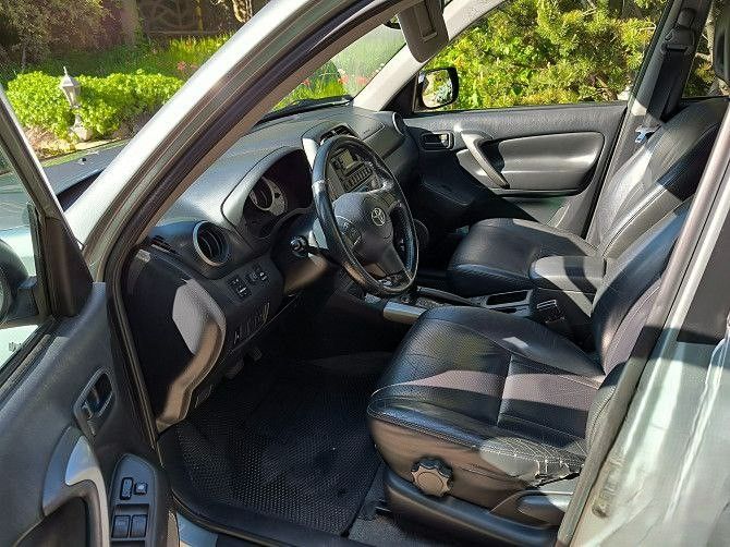 Тоyoта rav4, 2004 г. в. , объем двигателя 2,0 литра, пробег 138136 км, полный привод, коробка автомат, диски легкосплавные r16 (2 комплекта), черный кожаный салон, машина куплена у официального дилера в г. донецк, 1 владелец с момента покупки, полностью обслужена, комплект зимней резины, в салоне не курили, в хорошем состоянии, сел и поехал. осмотр в г. донецк, продажа в связи с покупкой нового авто, перекупщиков не беспокоить. цена 1100000 р. (торг у капота). +79493142555 - фотография - 12