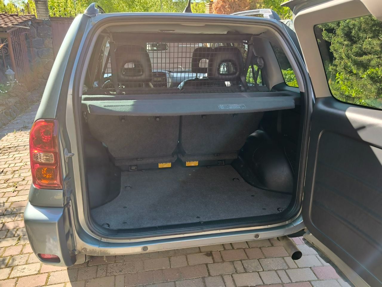 Тоyoта rav4, 2004 г. в. , объем двигателя 2,0 литра, пробег 138136 км, полный привод, коробка автомат, диски легкосплавные r16 (2 комплекта), черный кожаный салон, машина куплена у официального дилера в г. донецк, 1 владелец с момента покупки, полностью обслужена, комплект зимней резины, в салоне не курили, в хорошем состоянии, сел и поехал. осмотр в г. донецк, продажа в связи с покупкой нового авто, перекупщиков не беспокоить. цена 1100000 р. (торг у капота). +79493142555 - фотография - 2