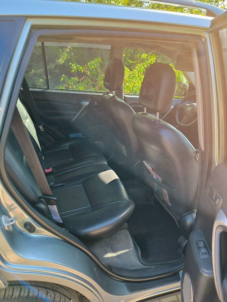 Тоyoта rav4, 2004 г. в. , объем двигателя 2,0 литра, пробег 138136 км, полный привод, коробка автомат, диски легкосплавные r16 (2 комплекта), черный кожаный салон, машина куплена у официального дилера в г. донецк, 1 владелец с момента покупки, полностью обслужена, комплект зимней резины, в салоне не курили, в хорошем состоянии, сел и поехал. осмотр в г. донецк, продажа в связи с покупкой нового авто, перекупщиков не беспокоить. цена 1100000 р. (торг у капота). +79493142555 - фотография - 17