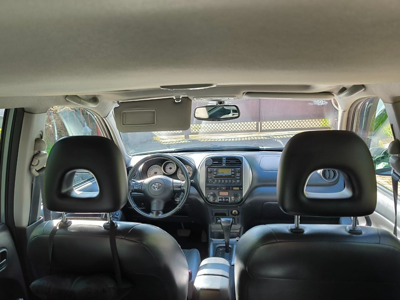 Тоyoта rav4, 2004 г. в. , объем двигателя 2,0 литра, пробег 138136 км, полный привод, коробка автомат, диски легкосплавные r16 (2 комплекта), черный кожаный салон, машина куплена у официального дилера в г. донецк, 1 владелец с момента покупки, полностью обслужена, комплект зимней резины, в салоне не курили, в хорошем состоянии, сел и поехал. осмотр в г. донецк, продажа в связи с покупкой нового авто, перекупщиков не беспокоить. цена 1100000 р. (торг у капота). +79493142555 - фотография - 16