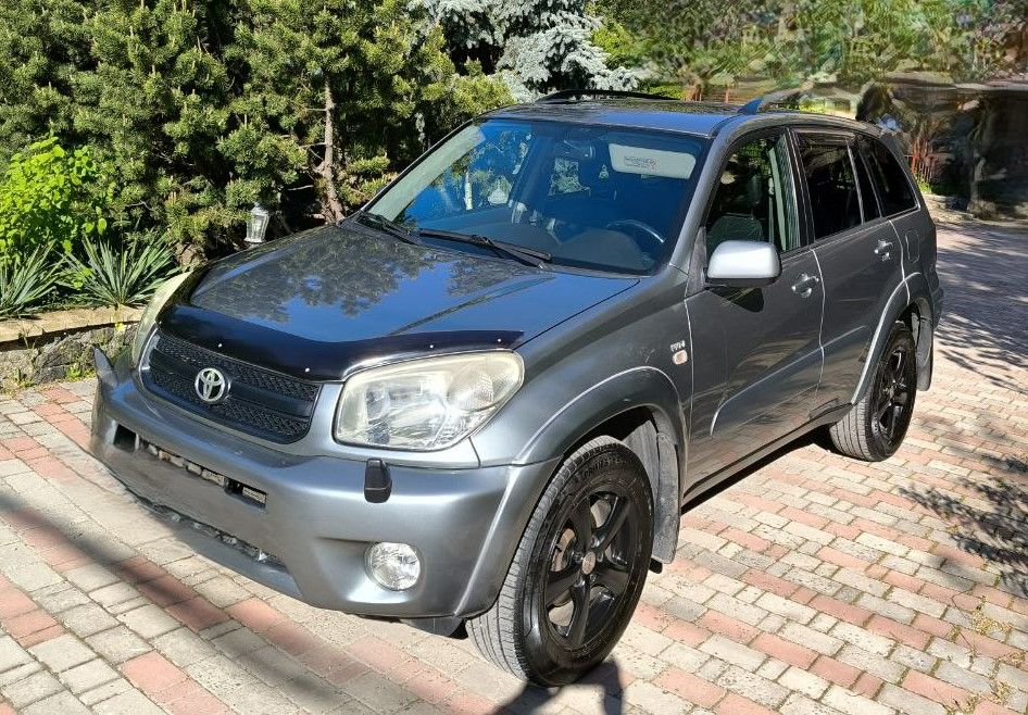 Тоyoта rav4, 2004 г. в. , объем двигателя 2,0 литра, пробег 138136 км, полный привод, коробка автомат, диски легкосплавные r16 (2 комплекта), черный кожаный салон, машина куплена у официального дилера в г. донецк, 1 владелец с момента покупки, полностью обслужена, комплект зимней резины, в салоне не курили, в хорошем состоянии, сел и поехал. осмотр в г. донецк, продажа в связи с покупкой нового авто, перекупщиков не беспокоить. цена 1100000 р. (торг у капота). +79493142555 - фотография - 6