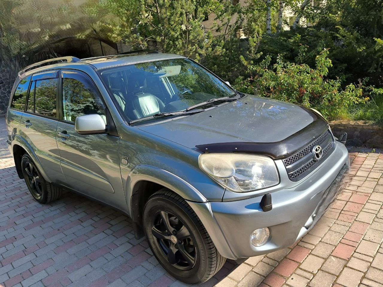 Тоyoта rav4, 2004 г. в. , объем двигателя 2,0 литра, пробег 138136 км, полный привод, коробка автомат, диски легкосплавные r16 (2 комплекта), черный кожаный салон, машина куплена у официального дилера в г. донецк, 1 владелец с момента покупки, полностью обслужена, комплект зимней резины, в салоне не курили, в хорошем состоянии, сел и поехал. осмотр в г. донецк, продажа в связи с покупкой нового авто, перекупщиков не беспокоить. цена 1100000 р. (торг у капота). +79493142555 - фотография - 18