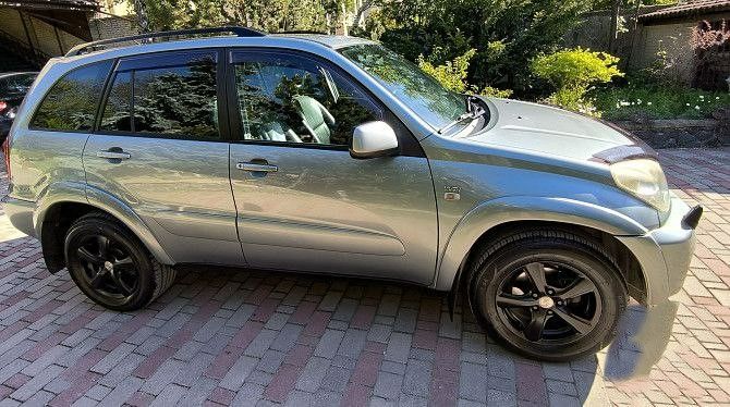 Тоyoта rav4, 2004 г. в. , объем двигателя 2,0 литра, пробег 138136 км, полный привод, коробка автомат, диски легкосплавные r16 (2 комплекта), черный кожаный салон, машина куплена у официального дилера в г. донецк, 1 владелец с момента покупки, полностью обслужена, комплект зимней резины, в салоне не курили, в хорошем состоянии, сел и поехал. осмотр в г. донецк, продажа в связи с покупкой нового авто, перекупщиков не беспокоить. цена 1100000 р. (торг у капота). +79493142555 - фотография - 10