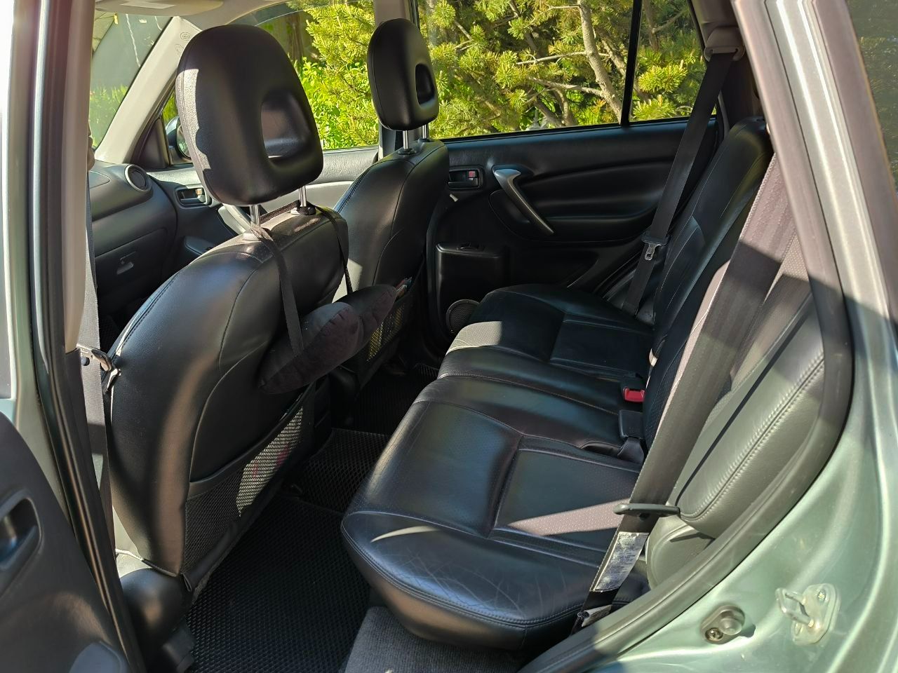 Тоyoта rav4, 2004 г. в. , объем двигателя 2,0 литра, пробег 138136 км, полный привод, коробка автомат, диски легкосплавные r16 (2 комплекта), черный кожаный салон, машина куплена у официального дилера в г. донецк, 1 владелец с момента покупки, полностью обслужена, комплект зимней резины, в салоне не курили, в хорошем состоянии, сел и поехал. осмотр в г. донецк, продажа в связи с покупкой нового авто, перекупщиков не беспокоить. цена 1100000 р. (торг у капота). +79493142555 - фотография - 4