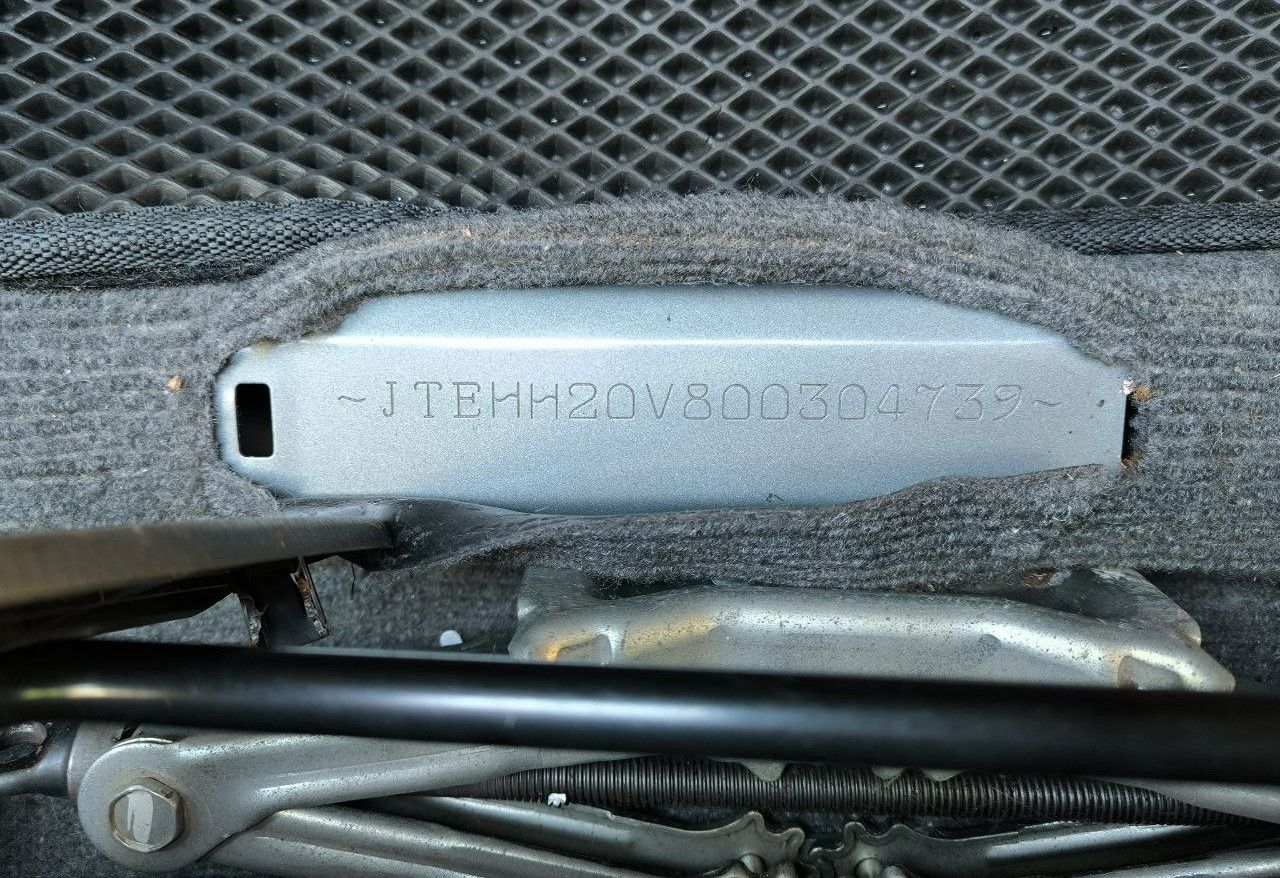 Тоyoта rav4, 2004 г. в. , объем двигателя 2,0 литра, пробег 138136 км, полный привод, коробка автомат, диски легкосплавные r16 (2 комплекта), черный кожаный салон, машина куплена у официального дилера в г. донецк, 1 владелец с момента покупки, полностью обслужена, комплект зимней резины, в салоне не курили, в хорошем состоянии, сел и поехал. осмотр в г. донецк, продажа в связи с покупкой нового авто, перекупщиков не беспокоить. цена 1100000 р. (торг у капота). +79493142555 - фотография - 15