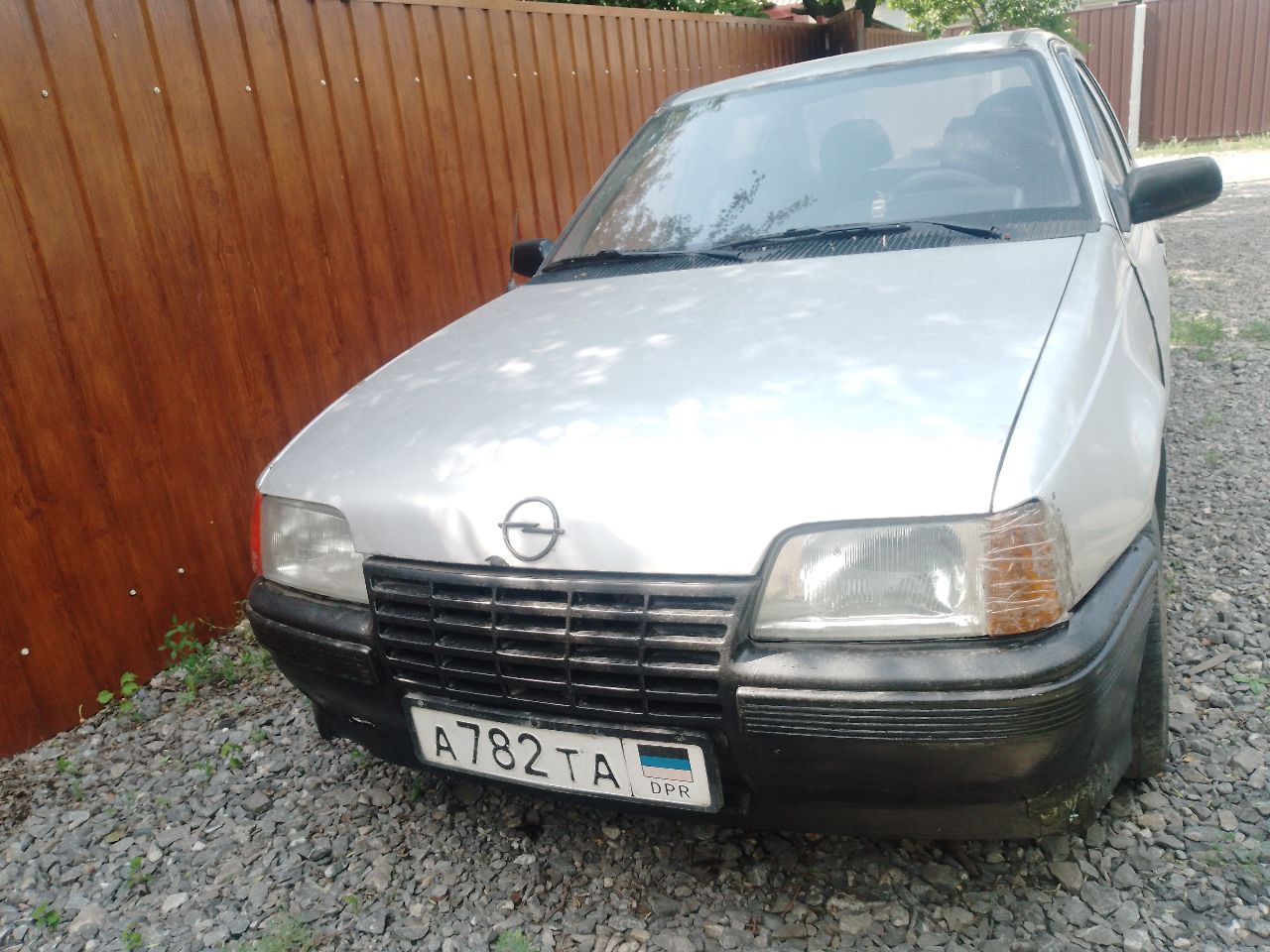 Продам опель кадет, 87 год 1.3 газ бензин, двигатель не дымит не троит масло не ест, в хорошем состоянии, кузов целый, есть небольшие рыжики, цена 120тысяч. донецк пролетарский район +79493876462 - фотография - 4