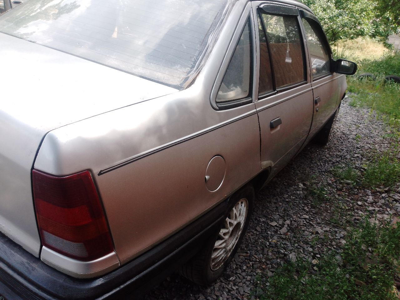 Продам опель кадет, 87 год 1.3 газ бензин, двигатель не дымит не троит масло не ест, в хорошем состоянии, кузов целый, есть небольшие рыжики, цена 120тысяч. донецк пролетарский район +79493876462 - фотография - 2