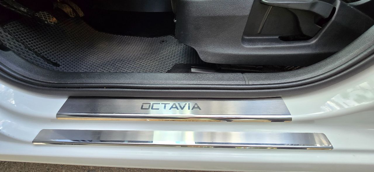 2017 год 148260 км skoda octavia а7 1.6 mt еврокар, газ/бензин авто в отличном состоянии, с большим ресурсом! полностью обслужена, никаких вложений не требует! я второй владелец. дтп не было, окрас весь родной. очень экономичный мотор, самая надёжная и без проблемная связка 1,6 и механика. установлено гбо! расход газа по трассе 7-7,5 литров, по городу 9,5-10,5 литров! не такси! стоимость любой поездки дешевле в два раза чем на обычном авто на бензине. бака газа (950 рублей) хватает в среднем на 350-400 км пути. мотор работает идеально, масло не берёт. ходовка без нареканий, эксплуатирую авто бережно, стиль езды спокойный, размеренный. салон чистый, аккуратная эксплуатация. шикарная комплектация: мультируль подогрев передних сидений автоматические складывающиеся зеркала при закрытии дверей на охрану зеркало заднего вида с затемнением подлокотник с регулировкой в четырёх направлениях! охлаждение бардачка двухзонный климат-контроль задние фары диодные, очень эффектно выглядят противотуманные передние фары в комплекте под сиденьем имеется зонт под водительским сиденьем дополнительный потайной отсек (для бумажника удобно) практичный, приятный салон новые коврики еva на лобовом стекле наклеена атермальная плёнка 3м. в просторном багажнике размещена докатка. практически не занимает места. в комплекте два ключа установлен новый аккумулятор машина собрана на еврокаре, покупалась в запорожье в 2019 году. авто с такой комплектацией и материалами в рф нет. новому хозяину достанется два комплекта колёс. летние – европейский мишлен на литых дисках, зимние кумхо если вам нужен стильный, красивый, надёжный и практичный автомобиль – партнёр на все случаи жизни от отпуска до переезда, который экономит, а значит зарабатывает вам деньги, то эта шкода октавия для вас! 1 490 000 руб. торг +7949-580-15-00 - фотография - 16