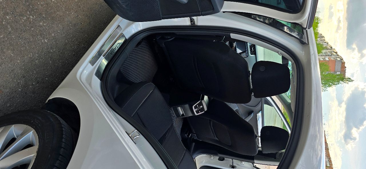 2017 год 148260 км skoda octavia а7 1.6 mt еврокар, газ/бензин авто в отличном состоянии, с большим ресурсом! полностью обслужена, никаких вложений не требует! я второй владелец. дтп не было, окрас весь родной. очень экономичный мотор, самая надёжная и без проблемная связка 1,6 и механика. установлено гбо! расход газа по трассе 7-7,5 литров, по городу 9,5-10,5 литров! не такси! стоимость любой поездки дешевле в два раза чем на обычном авто на бензине. бака газа (950 рублей) хватает в среднем на 350-400 км пути. мотор работает идеально, масло не берёт. ходовка без нареканий, эксплуатирую авто бережно, стиль езды спокойный, размеренный. салон чистый, аккуратная эксплуатация. шикарная комплектация: мультируль подогрев передних сидений автоматические складывающиеся зеркала при закрытии дверей на охрану зеркало заднего вида с затемнением подлокотник с регулировкой в четырёх направлениях! охлаждение бардачка двухзонный климат-контроль задние фары диодные, очень эффектно выглядят противотуманные передние фары в комплекте под сиденьем имеется зонт под водительским сиденьем дополнительный потайной отсек (для бумажника удобно) практичный, приятный салон новые коврики еva на лобовом стекле наклеена атермальная плёнка 3м. в просторном багажнике размещена докатка. практически не занимает места. в комплекте два ключа установлен новый аккумулятор машина собрана на еврокаре, покупалась в запорожье в 2019 году. авто с такой комплектацией и материалами в рф нет. новому хозяину достанется два комплекта колёс. летние – европейский мишлен на литых дисках, зимние кумхо если вам нужен стильный, красивый, надёжный и практичный автомобиль – партнёр на все случаи жизни от отпуска до переезда, который экономит, а значит зарабатывает вам деньги, то эта шкода октавия для вас! 1 490 000 руб. торг +7949-580-15-00 - фотография - 15