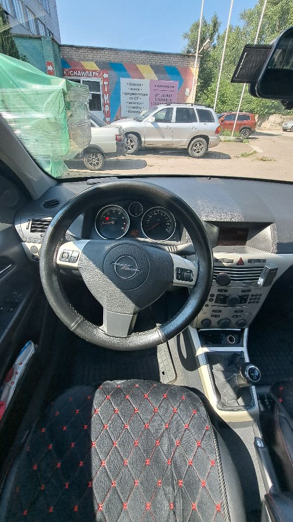 Opel astra h 2007 1.6 механика пробег 160.000км авто владею больше 2-х лет. мотор надёжный z16xer без теплообменника. есть мелкие коцки по кузову в силу возраста. хорошие кожаные чехлы. климат контроль, 2 стеклоподьемника, подогрев сидений, электрорегулировка фар и зеркал, подогрев стекол и зеркал, сигнализация. aux, cd, bluetooth. два комплекта колёс и дисков. полное переоформление. ориентировочно донецк. цена: 650.000 руб. торг имеется +79493733842 (если не дозвонились пишите в тг) - фотография - 7
