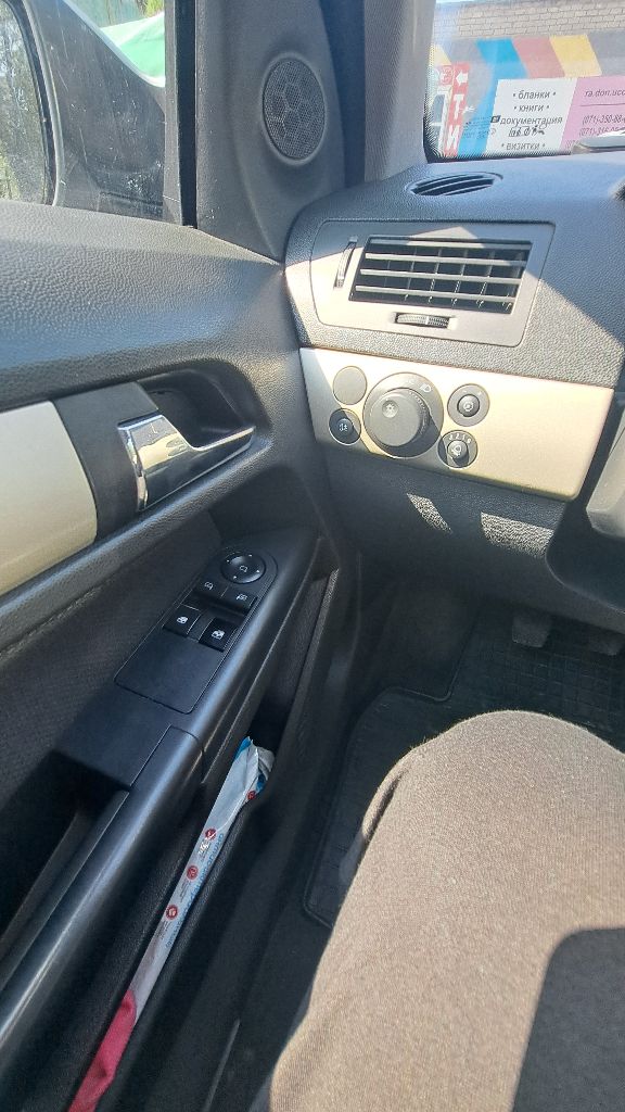 Opel astra h 2007 1.6 механика пробег 160.000км авто владею больше 2-х лет. мотор надёжный z16xer без теплообменника. есть мелкие коцки по кузову в силу возраста. хорошие кожаные чехлы. климат контроль, 2 стеклоподьемника, подогрев сидений, электрорегулировка фар и зеркал, подогрев стекол и зеркал, сигнализация. aux, cd, bluetooth. два комплекта колёс и дисков. полное переоформление. ориентировочно донецк. цена: 650.000 руб. торг имеется +79493733842 (если не дозвонились пишите в тг) - фотография - 8