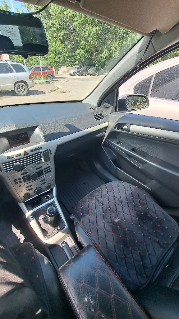 Opel astra h 2007 1.6 механика пробег 160.000км авто владею больше 2-х лет. мотор надёжный z16xer без теплообменника. есть мелкие коцки по кузову в силу возраста. хорошие кожаные чехлы. климат контроль, 2 стеклоподьемника, подогрев сидений, электрорегулировка фар и зеркал, подогрев стекол и зеркал, сигнализация. aux, cd, bluetooth. два комплекта колёс и дисков. полное переоформление. ориентировочно донецк. цена: 650.000 руб. торг имеется +79493733842 (если не дозвонились пишите в тг) - фотография - 9