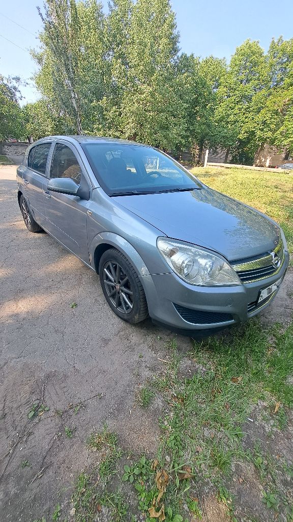Opel astra h 2007 1.6 механика пробег 160.000км авто владею больше 2-х лет. мотор надёжный z16xer без теплообменника. есть мелкие коцки по кузову в силу возраста. хорошие кожаные чехлы. климат контроль, 2 стеклоподьемника, подогрев сидений, электрорегулировка фар и зеркал, подогрев стекол и зеркал, сигнализация. aux, cd, bluetooth. два комплекта колёс и дисков. полное переоформление. ориентировочно донецк. цена: 650.000 руб. торг имеется +79493733842 (если не дозвонились пишите в тг) - фотография - 3