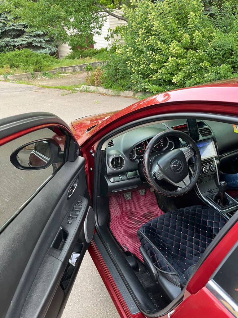 ❗❗❗срочно❗❗❗mazda 6 gh,2008 года,280тыс. родного пробега,1.8 мотор, мкпп, очень комфортная и управляемая машинка, комплектация touring:гур, двухзонный климат, круиз, эл зеркала, складывание зеркал, подогрев сидений, обогрев зеркал, зеркало салона с функцией авто затемнения, андроид магнитола, мульти руль, абс, есп, подушки безопасности, датчик света, датчик дождя, парктроник, адаптивный свет afs, сигнализация с обратной связью, два ключа, по салону авто в отличном состоянии, работает каждая функция и кнопочка, машинка обслуживается своевременно, сел и катаешься, по кузову в меру эксплуатации, после полного то, есть небольшие сколы, царапинки, пороги дно и стаканы в отличном состоянии, по документам все отлично, я собственник, переоформление в мрэо, осмотр в г. макеевка, цена 865000₽, без торга!!!!тел +79493579162. - фотография - 7