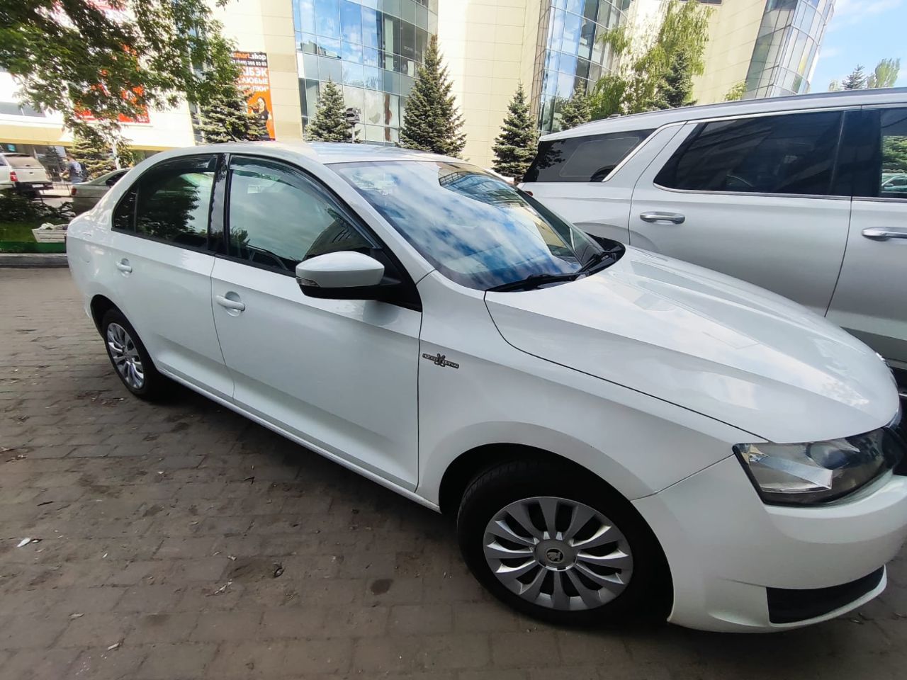 Автомобиль: skoda rapid, год 2019, пробег 56 000км, объем 1600см, цена 1 370 000, телефон +7 949 844-60-64, дмитрий. местонахождение донецк продаю свой ухоженный и энергичный skoda rapid 2019 года выпуска в редкой и стильной комплектации hockey edition! это не просто надежный чешский хэтчбек – это автомобиль с характером, готовый подарить вам комфорт и уверенность за рулем каждый день! почему этот rapid – умная покупка сегодня? ✅ уникальный hockey edition: выделяйтесь из потока! черные элементы экстерьера (зеркала, радиаторная решетка), стильные 16" литые диски, спортивный руль, подогрев передних сидений и лобового стекла – все это делает авто не только красивым, но и невероятно практичным для нашего климата! ✅ свежее обслуживание – ездите без забот! всего 500 км назад пройдено полное то! заменено: масло, все фильтры (воздушный, салонный, масляный, топливный), свечи зажигания! автомобиль технически идеально подготовлен для нового владельца – просто садитесь и езжайте! ✅ чистая история & документы: оригинал птс, всего 2 собственника, никаких залогов и ограничений! история без дтп. прозрачность и спокойствие гарантированы. все готово к быстрой и честной сделке! ✅ небольшой пробег: всего 56 000 км – автомобиль в самом расцвете сил! реальная экономия по сравнению с новым авто. ✅ автомат & экономия: плавная и надежная 6-ступенчатая автоматическая коробка передач (aq160) – идеал для города и трассы. комбинируйте с отличной топливной экономичностью (всего ~6.5-7.5 л/100км!). ✅ ухоженный салон: тканевый салон в хорошем состоянии – уютно, практично и без серьезных повреждений. огромный багажник (415 л) – возьмите все, что нужно! ✅ цена соответствует качеству: 1 370 000 руб. – это инвестиция в надежный, свежеобслуженный и уникальный автомобиль в топовой для rapid комплектации. сравните предложения – здесь вы платите за готовность и эксклюзивность! 🚗 hockey edition – для тех, кто ценит стиль и практичность! динамичный дизайн, отличная управляемость, подогревы для холодного утра, экономичный двигатель и акпп – идеальный набор для комфортной и уверенной езды по донецку и за его пределами. 💎 это не обычная продажа – это шанс получить особенный rapid! 💎 где смотреть? автомобиль находится в донецке. приглашаю на смотрины и тест-драйв в удобное время! проверка? приветствую адекватные проверки на подъемнике у вашего мастера (после осмотра). торг? возможен только при личной встрече для серьезного покупателя с готовностью к сделке. - фотография - 14