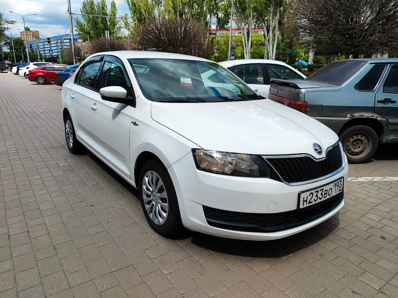 Автомобиль: skoda rapid, год 2019, пробег 56 000км, объем 1600см, цена 1 370 000, телефон +7 949 844-60-64, дмитрий. местонахождение донецк продаю свой ухоженный и энергичный skoda rapid 2019 года выпуска в редкой и стильной комплектации hockey edition! это не просто надежный чешский хэтчбек – это автомобиль с характером, готовый подарить вам комфорт и уверенность за рулем каждый день! почему этот rapid – умная покупка сегодня? ✅ уникальный hockey edition: выделяйтесь из потока! черные элементы экстерьера (зеркала, радиаторная решетка), стильные 16" литые диски, спортивный руль, подогрев передних сидений и лобового стекла – все это делает авто не только красивым, но и невероятно практичным для нашего климата! ✅ свежее обслуживание – ездите без забот! всего 500 км назад пройдено полное то! заменено: масло, все фильтры (воздушный, салонный, масляный, топливный), свечи зажигания! автомобиль технически идеально подготовлен для нового владельца – просто садитесь и езжайте! ✅ чистая история & документы: оригинал птс, всего 2 собственника, никаких залогов и ограничений! история без дтп. прозрачность и спокойствие гарантированы. все готово к быстрой и честной сделке! ✅ небольшой пробег: всего 56 000 км – автомобиль в самом расцвете сил! реальная экономия по сравнению с новым авто. ✅ автомат & экономия: плавная и надежная 6-ступенчатая автоматическая коробка передач (aq160) – идеал для города и трассы. комбинируйте с отличной топливной экономичностью (всего ~6.5-7.5 л/100км!). ✅ ухоженный салон: тканевый салон в хорошем состоянии – уютно, практично и без серьезных повреждений. огромный багажник (415 л) – возьмите все, что нужно! ✅ цена соответствует качеству: 1 370 000 руб. – это инвестиция в надежный, свежеобслуженный и уникальный автомобиль в топовой для rapid комплектации. сравните предложения – здесь вы платите за готовность и эксклюзивность! 🚗 hockey edition – для тех, кто ценит стиль и практичность! динамичный дизайн, отличная управляемость, подогревы для холодного утра, экономичный двигатель и акпп – идеальный набор для комфортной и уверенной езды по донецку и за его пределами. 💎 это не обычная продажа – это шанс получить особенный rapid! 💎 где смотреть? автомобиль находится в донецке. приглашаю на смотрины и тест-драйв в удобное время! проверка? приветствую адекватные проверки на подъемнике у вашего мастера (после осмотра). торг? возможен только при личной встрече для серьезного покупателя с готовностью к сделке. - фотография - 9