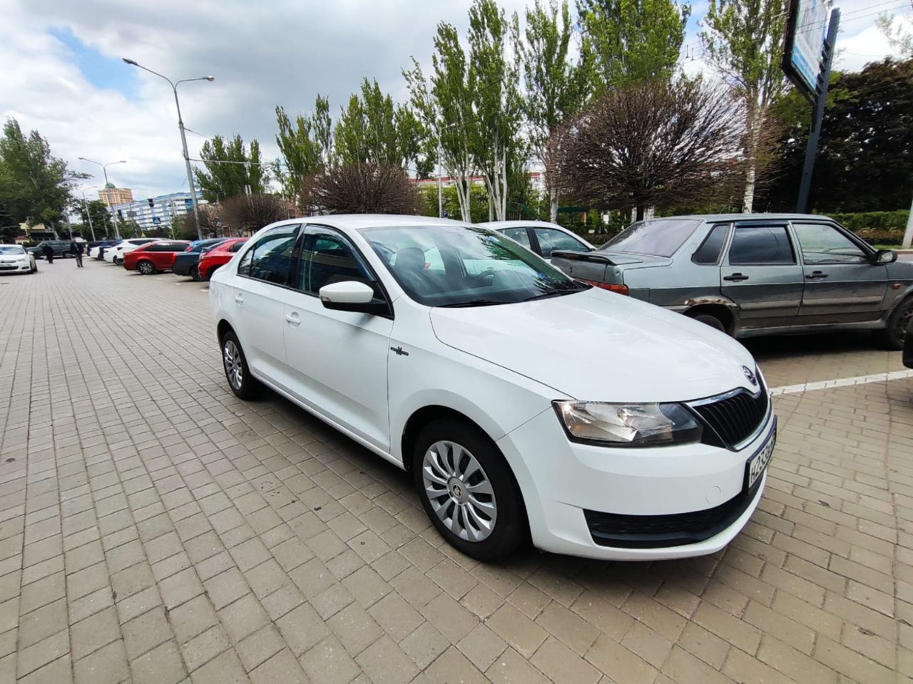 Автомобиль: skoda rapid, год 2019, пробег 56 000км, объем 1600см, цена 1 370 000, телефон +7 949 844... - фотография