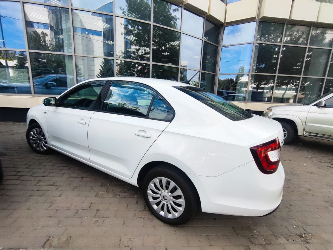 Автомобиль: skoda rapid, год 2019, пробег 56 000км, объем 1600см, цена 1 370 000, телефон +7 949 844-60-64, дмитрий. местонахождение донецк продаю свой ухоженный и энергичный skoda rapid 2019 года выпуска в редкой и стильной комплектации hockey edition! это не просто надежный чешский хэтчбек – это автомобиль с характером, готовый подарить вам комфорт и уверенность за рулем каждый день! почему этот rapid – умная покупка сегодня? ✅ уникальный hockey edition: выделяйтесь из потока! черные элементы экстерьера (зеркала, радиаторная решетка), стильные 16" литые диски, спортивный руль, подогрев передних сидений и лобового стекла – все это делает авто не только красивым, но и невероятно практичным для нашего климата! ✅ свежее обслуживание – ездите без забот! всего 500 км назад пройдено полное то! заменено: масло, все фильтры (воздушный, салонный, масляный, топливный), свечи зажигания! автомобиль технически идеально подготовлен для нового владельца – просто садитесь и езжайте! ✅ чистая история & документы: оригинал птс, всего 2 собственника, никаких залогов и ограничений! история без дтп. прозрачность и спокойствие гарантированы. все готово к быстрой и честной сделке! ✅ небольшой пробег: всего 56 000 км – автомобиль в самом расцвете сил! реальная экономия по сравнению с новым авто. ✅ автомат & экономия: плавная и надежная 6-ступенчатая автоматическая коробка передач (aq160) – идеал для города и трассы. комбинируйте с отличной топливной экономичностью (всего ~6.5-7.5 л/100км!). ✅ ухоженный салон: тканевый салон в хорошем состоянии – уютно, практично и без серьезных повреждений. огромный багажник (415 л) – возьмите все, что нужно! ✅ цена соответствует качеству: 1 370 000 руб. – это инвестиция в надежный, свежеобслуженный и уникальный автомобиль в топовой для rapid комплектации. сравните предложения – здесь вы платите за готовность и эксклюзивность! 🚗 hockey edition – для тех, кто ценит стиль и практичность! динамичный дизайн, отличная управляемость, подогревы для холодного утра, экономичный двигатель и акпп – идеальный набор для комфортной и уверенной езды по донецку и за его пределами. 💎 это не обычная продажа – это шанс получить особенный rapid! 💎 где смотреть? автомобиль находится в донецке. приглашаю на смотрины и тест-драйв в удобное время! проверка? приветствую адекватные проверки на подъемнике у вашего мастера (после осмотра). торг? возможен только при личной встрече для серьезного покупателя с готовностью к сделке. - фотография - 12