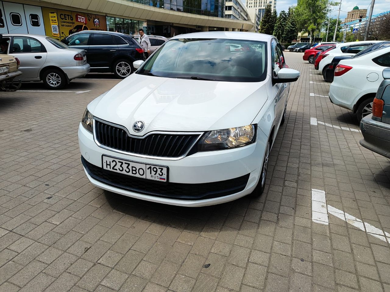 Автомобиль: skoda rapid, год 2019, пробег 56 000км, объем 1600см, цена 1 370 000, телефон +7 949 844-60-64, дмитрий. местонахождение донецк продаю свой ухоженный и энергичный skoda rapid 2019 года выпуска в редкой и стильной комплектации hockey edition! это не просто надежный чешский хэтчбек – это автомобиль с характером, готовый подарить вам комфорт и уверенность за рулем каждый день! почему этот rapid – умная покупка сегодня? ✅ уникальный hockey edition: выделяйтесь из потока! черные элементы экстерьера (зеркала, радиаторная решетка), стильные 16" литые диски, спортивный руль, подогрев передних сидений и лобового стекла – все это делает авто не только красивым, но и невероятно практичным для нашего климата! ✅ свежее обслуживание – ездите без забот! всего 500 км назад пройдено полное то! заменено: масло, все фильтры (воздушный, салонный, масляный, топливный), свечи зажигания! автомобиль технически идеально подготовлен для нового владельца – просто садитесь и езжайте! ✅ чистая история & документы: оригинал птс, всего 2 собственника, никаких залогов и ограничений! история без дтп. прозрачность и спокойствие гарантированы. все готово к быстрой и честной сделке! ✅ небольшой пробег: всего 56 000 км – автомобиль в самом расцвете сил! реальная экономия по сравнению с новым авто. ✅ автомат & экономия: плавная и надежная 6-ступенчатая автоматическая коробка передач (aq160) – идеал для города и трассы. комбинируйте с отличной топливной экономичностью (всего ~6.5-7.5 л/100км!). ✅ ухоженный салон: тканевый салон в хорошем состоянии – уютно, практично и без серьезных повреждений. огромный багажник (415 л) – возьмите все, что нужно! ✅ цена соответствует качеству: 1 370 000 руб. – это инвестиция в надежный, свежеобслуженный и уникальный автомобиль в топовой для rapid комплектации. сравните предложения – здесь вы платите за готовность и эксклюзивность! 🚗 hockey edition – для тех, кто ценит стиль и практичность! динамичный дизайн, отличная управляемость, подогревы для холодного утра, экономичный двигатель и акпп – идеальный набор для комфортной и уверенной езды по донецку и за его пределами. 💎 это не обычная продажа – это шанс получить особенный rapid! 💎 где смотреть? автомобиль находится в донецке. приглашаю на смотрины и тест-драйв в удобное время! проверка? приветствую адекватные проверки на подъемнике у вашего мастера (после осмотра). торг? возможен только при личной встрече для серьезного покупателя с готовностью к сделке. - фотография - 11
