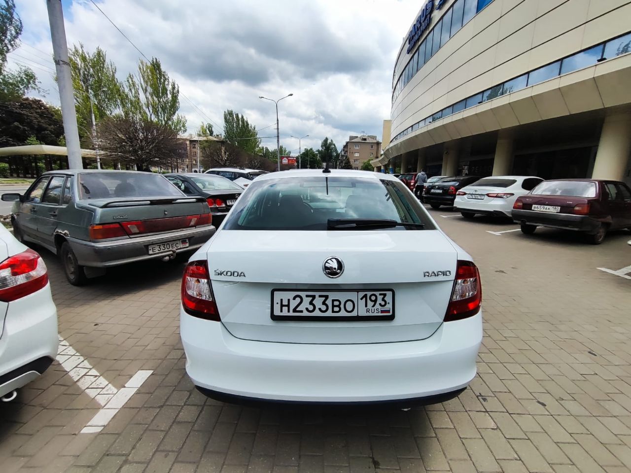 Автомобиль: skoda rapid, год 2019, пробег 56 000км, объем 1600см, цена 1 370 000, телефон +7 949 844-60-64, дмитрий. местонахождение донецк продаю свой ухоженный и энергичный skoda rapid 2019 года выпуска в редкой и стильной комплектации hockey edition! это не просто надежный чешский хэтчбек – это автомобиль с характером, готовый подарить вам комфорт и уверенность за рулем каждый день! почему этот rapid – умная покупка сегодня? ✅ уникальный hockey edition: выделяйтесь из потока! черные элементы экстерьера (зеркала, радиаторная решетка), стильные 16" литые диски, спортивный руль, подогрев передних сидений и лобового стекла – все это делает авто не только красивым, но и невероятно практичным для нашего климата! ✅ свежее обслуживание – ездите без забот! всего 500 км назад пройдено полное то! заменено: масло, все фильтры (воздушный, салонный, масляный, топливный), свечи зажигания! автомобиль технически идеально подготовлен для нового владельца – просто садитесь и езжайте! ✅ чистая история & документы: оригинал птс, всего 2 собственника, никаких залогов и ограничений! история без дтп. прозрачность и спокойствие гарантированы. все готово к быстрой и честной сделке! ✅ небольшой пробег: всего 56 000 км – автомобиль в самом расцвете сил! реальная экономия по сравнению с новым авто. ✅ автомат & экономия: плавная и надежная 6-ступенчатая автоматическая коробка передач (aq160) – идеал для города и трассы. комбинируйте с отличной топливной экономичностью (всего ~6.5-7.5 л/100км!). ✅ ухоженный салон: тканевый салон в хорошем состоянии – уютно, практично и без серьезных повреждений. огромный багажник (415 л) – возьмите все, что нужно! ✅ цена соответствует качеству: 1 370 000 руб. – это инвестиция в надежный, свежеобслуженный и уникальный автомобиль в топовой для rapid комплектации. сравните предложения – здесь вы платите за готовность и эксклюзивность! 🚗 hockey edition – для тех, кто ценит стиль и практичность! динамичный дизайн, отличная управляемость, подогревы для холодного утра, экономичный двигатель и акпп – идеальный набор для комфортной и уверенной езды по донецку и за его пределами. 💎 это не обычная продажа – это шанс получить особенный rapid! 💎 где смотреть? автомобиль находится в донецке. приглашаю на смотрины и тест-драйв в удобное время! проверка? приветствую адекватные проверки на подъемнике у вашего мастера (после осмотра). торг? возможен только при личной встрече для серьезного покупателя с готовностью к сделке. - фотография - 4