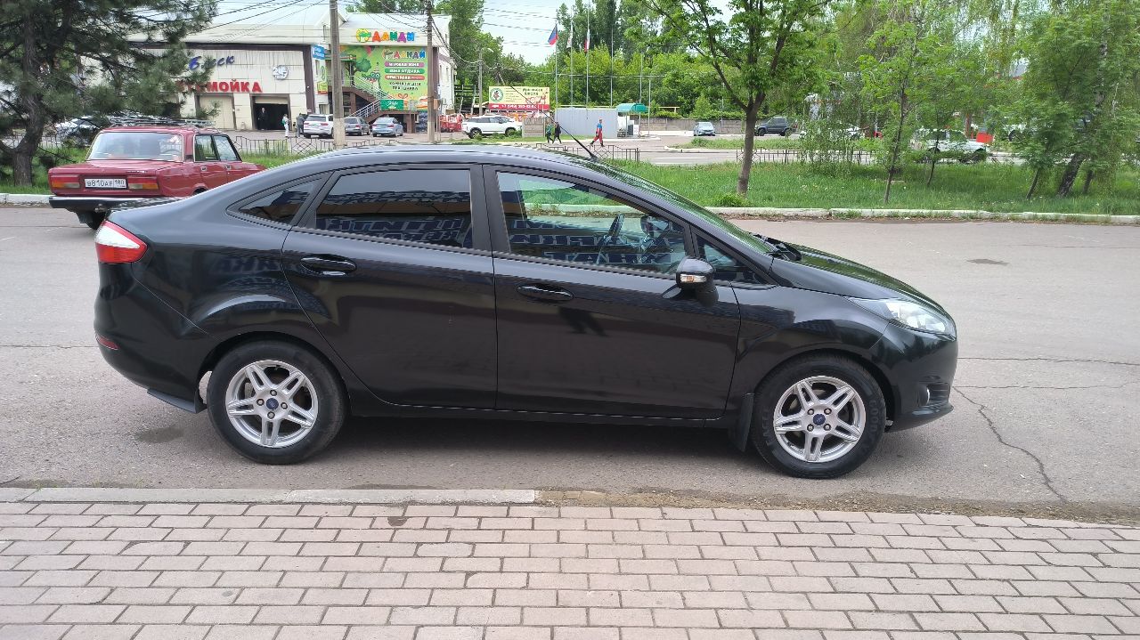 Продаётся ford fiesta sedan 2016 г. в. пробег 150 тыс. км. в хорошем состоянии: - двигатель объём 1,6 л. атмосферный - акпп - кондиционер работает исправно - 4 электростеклоподъёмника - подогревы передних сидений, боковых зеркал, лобового и заднего стекла - электроусилитель руля - магнитола android мотор и коробка работают без нареканий, по ходовой ничего не гремит, не стучит. экономичный, городской авто. ремонтировать ничего не надо, сел и поехал. по документам всё в порядке. я собственник. цена: 895,000₽ торг присутствует при осмотре. макеевка +79494097562 - фотография - 3