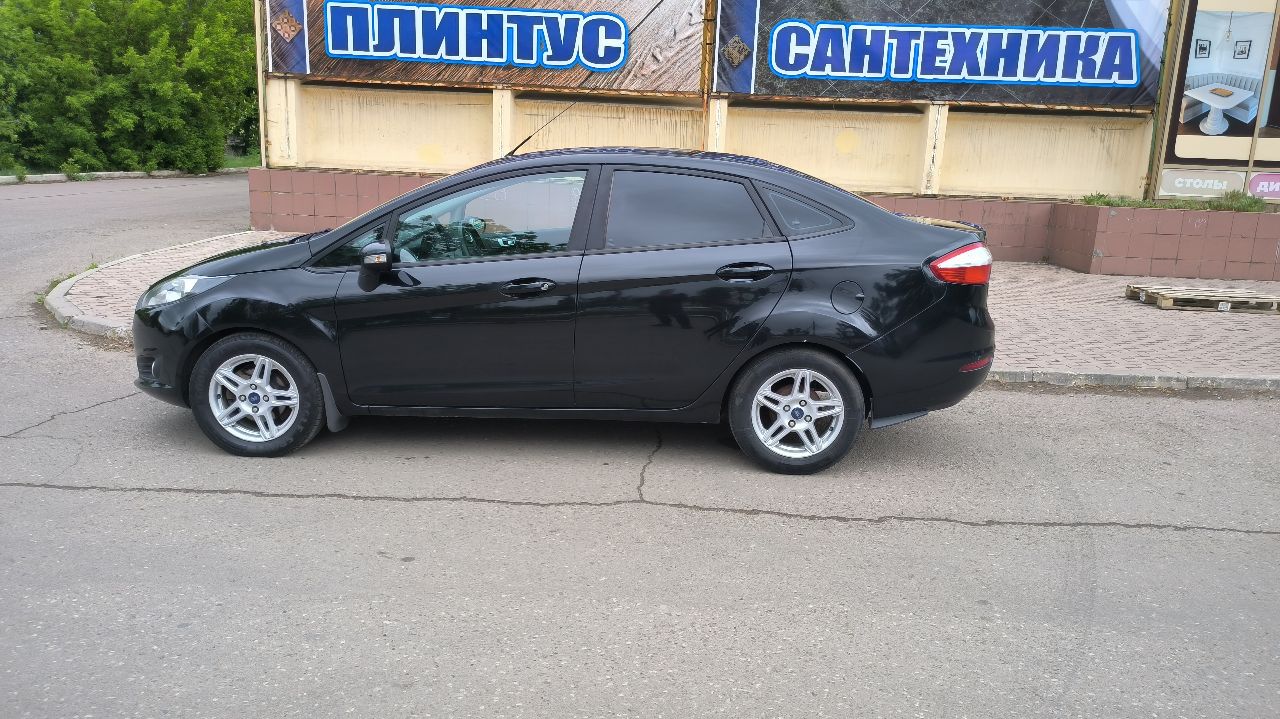 Продаётся ford fiesta sedan 2016 г. в. пробег 150 тыс. км. в хорошем состоянии: - двигатель объём 1,6 л. атмосферный - акпп - кондиционер работает исправно - 4 электростеклоподъёмника - подогревы передних сидений, боковых зеркал, лобового и заднего стекла - электроусилитель руля - магнитола android мотор и коробка работают без нареканий, по ходовой ничего не гремит, не стучит. экономичный, городской авто. ремонтировать ничего не надо, сел и поехал. по документам всё в порядке. я собственник. цена: 895,000₽ торг присутствует при осмотре. макеевка +79494097562 - фотография - 8