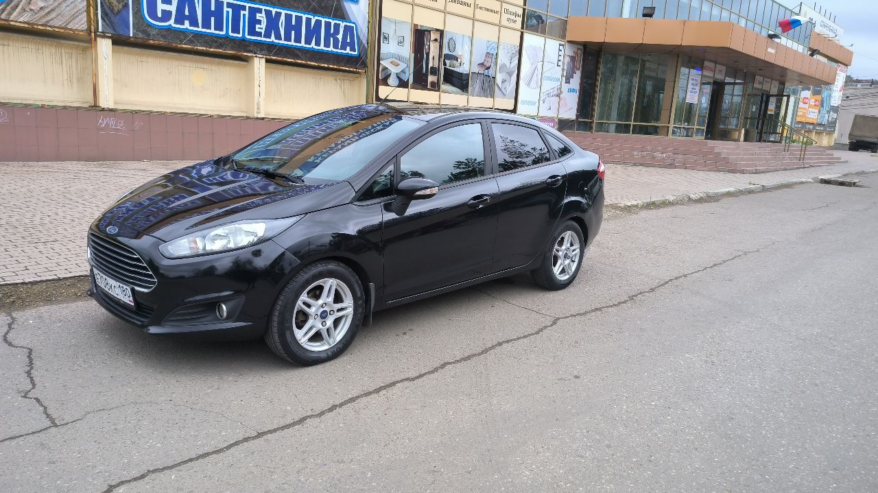 Продаётся ford fiesta sedan 2016 г. в. пробег 150 тыс. км. в хорошем состоянии: - двигатель объём 1,6 л. атмосферный - акпп - кондиционер работает исправно - 4 электростеклоподъёмника - подогревы передних сидений, боковых зеркал, лобового и заднего стекла - электроусилитель руля - магнитола android мотор и коробка работают без нареканий, по ходовой ничего не гремит, не стучит. экономичный, городской авто. ремонтировать ничего не надо, сел и поехал. по документам всё в порядке. я собственник. цена: 895,000₽ торг присутствует при осмотре. макеевка +79494097562 - фотография - 9