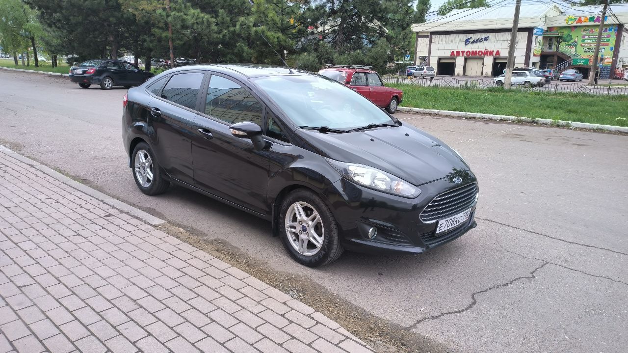 Продаётся ford fiesta sedan 2016 г. в. пробег 150 тыс. км. в хорошем состоянии: - двигатель объём 1,6 л. атмосферный - акпп - кондиционер работает исправно - 4 электростеклоподъёмника - подогревы передних сидений, боковых зеркал, лобового и заднего стекла - электроусилитель руля - магнитола android мотор и коробка работают без нареканий, по ходовой ничего не гремит, не стучит. экономичный, городской авто. ремонтировать ничего не надо, сел и поехал. по документам всё в порядке. я собственник. цена: 895,000₽ торг присутствует при осмотре. макеевка +79494097562 - фотография - 2
