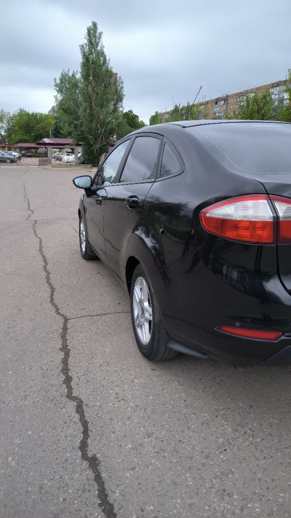 Продаётся ford fiesta sedan 2016 г. в. пробег 150 тыс. км. в хорошем состоянии: - двигатель объём 1,6 л. атмосферный - акпп - кондиционер работает исправно - 4 электростеклоподъёмника - подогревы передних сидений, боковых зеркал, лобового и заднего стекла - электроусилитель руля - магнитола android мотор и коробка работают без нареканий, по ходовой ничего не гремит, не стучит. экономичный, городской авто. ремонтировать ничего не надо, сел и поехал. по документам всё в порядке. я собственник. цена: 895,000₽ торг присутствует при осмотре. макеевка +79494097562 - фотография - 6