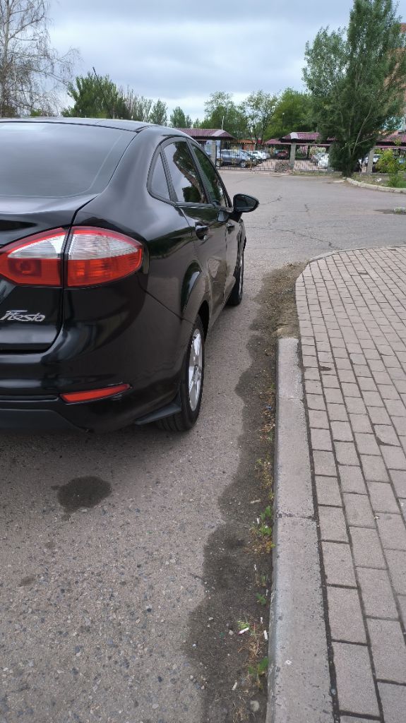 Продаётся ford fiesta sedan 2016 г. в. пробег 150 тыс. км. в хорошем состоянии: - двигатель объём 1,6 л. атмосферный - акпп - кондиционер работает исправно - 4 электростеклоподъёмника - подогревы передних сидений, боковых зеркал, лобового и заднего стекла - электроусилитель руля - магнитола android мотор и коробка работают без нареканий, по ходовой ничего не гремит, не стучит. экономичный, городской авто. ремонтировать ничего не надо, сел и поехал. по документам всё в порядке. я собственник. цена: 895,000₽ торг присутствует при осмотре. макеевка +79494097562 - фотография - 5