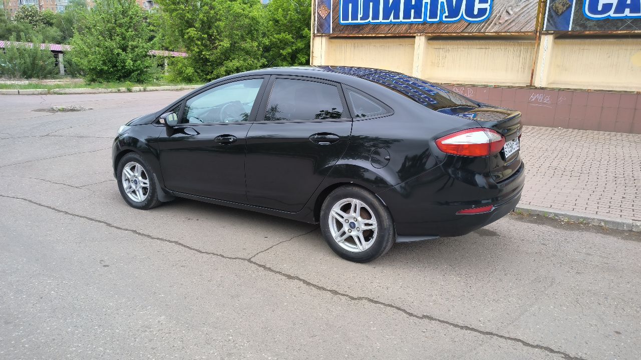 Продаётся ford fiesta sedan 2016 г. в. пробег 150 тыс. км. в хорошем состоянии: - двигатель объём 1,6 л. атмосферный - акпп - кондиционер работает исправно - 4 электростеклоподъёмника - подогревы передних сидений, боковых зеркал, лобового и заднего стекла - электроусилитель руля - магнитола android мотор и коробка работают без нареканий, по ходовой ничего не гремит, не стучит. экономичный, городской авто. ремонтировать ничего не надо, сел и поехал. по документам всё в порядке. я собственник. цена: 895,000₽ торг присутствует при осмотре. макеевка +79494097562 - фотография - 7