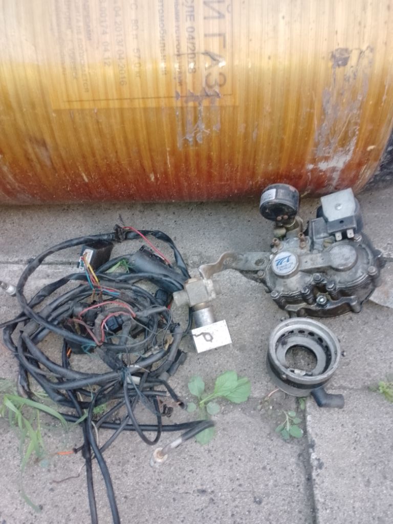 Продам гбо метановое редуктор нового оброса балон на 80 литрав стояла на волге цена 20т руб тел +79493918856. и пропановый балон на 80 литров цена 5 т руб - фотография - 3