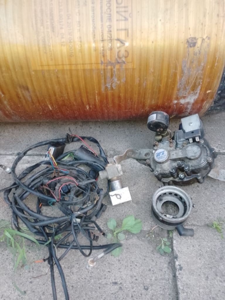 Продам гбо метановое редуктор нового оброса балон на 80 литрав стояла на волге цена 20т руб тел +79493918856. и пропановый балон на 80 литров цена 5 т руб - фотография - 2