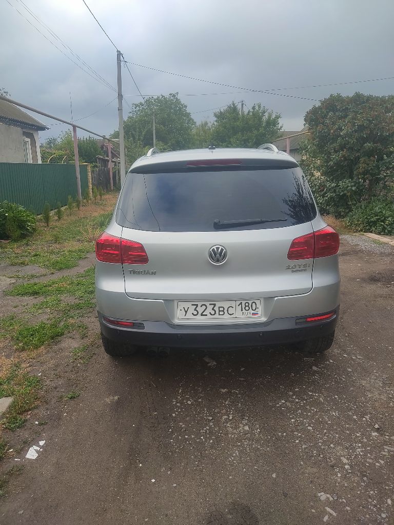 Продаю цена 1100000 руб volkswagen tiguan 2.0 tsi at 2011г. , 170л. с., акпп, 4wd, пробег 225000км. автомобиль в хорошем техническом и внешнем состоянии. подогрев сидений. парктроники. заводской ксенон с адаптивной оптикой. мультимедиа мп3, aux, cd. круиз-контроль. мульти-руль. двухзонный климат контроль холодит отлично, печка греет. стеклоподъемники на все двери. электрорегулировка и обогрев зеркал заднего вида. датчик дождя и света. работает каждая кнопка. два комплекта резины литые диски лето, зима штампы с оригинальными колпаками. приезжайте смотрите все расскажу. разумный торг уместен. перекупов и салоны просьба не беспокоить. телефон +7 949 385-14-76 - фотография - 6
