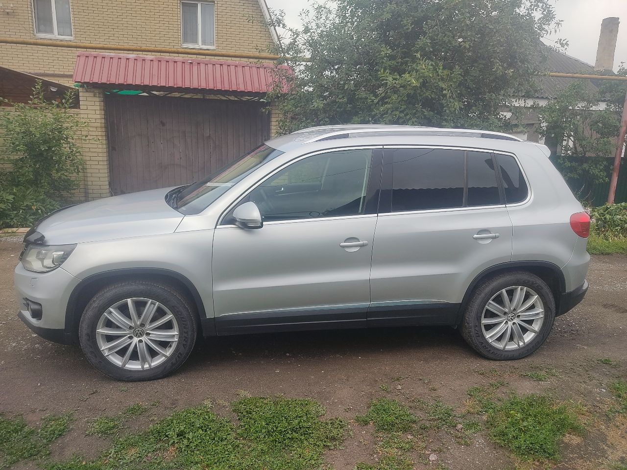 Продаю цена 1100000 руб volkswagen tiguan 2.0 tsi at 2011г. , 170л. с., акпп, 4wd, пробег 225000км. автомобиль в хорошем техническом и внешнем состоянии. подогрев сидений. парктроники. заводской ксенон с адаптивной оптикой. мультимедиа мп3, aux, cd. круиз-контроль. мульти-руль. двухзонный климат контроль холодит отлично, печка греет. стеклоподъемники на все двери. электрорегулировка и обогрев зеркал заднего вида. датчик дождя и света. работает каждая кнопка. два комплекта резины литые диски лето, зима штампы с оригинальными колпаками. приезжайте смотрите все расскажу. разумный торг уместен. перекупов и салоны просьба не беспокоить. телефон +7 949 385-14-76 - фотография - 2