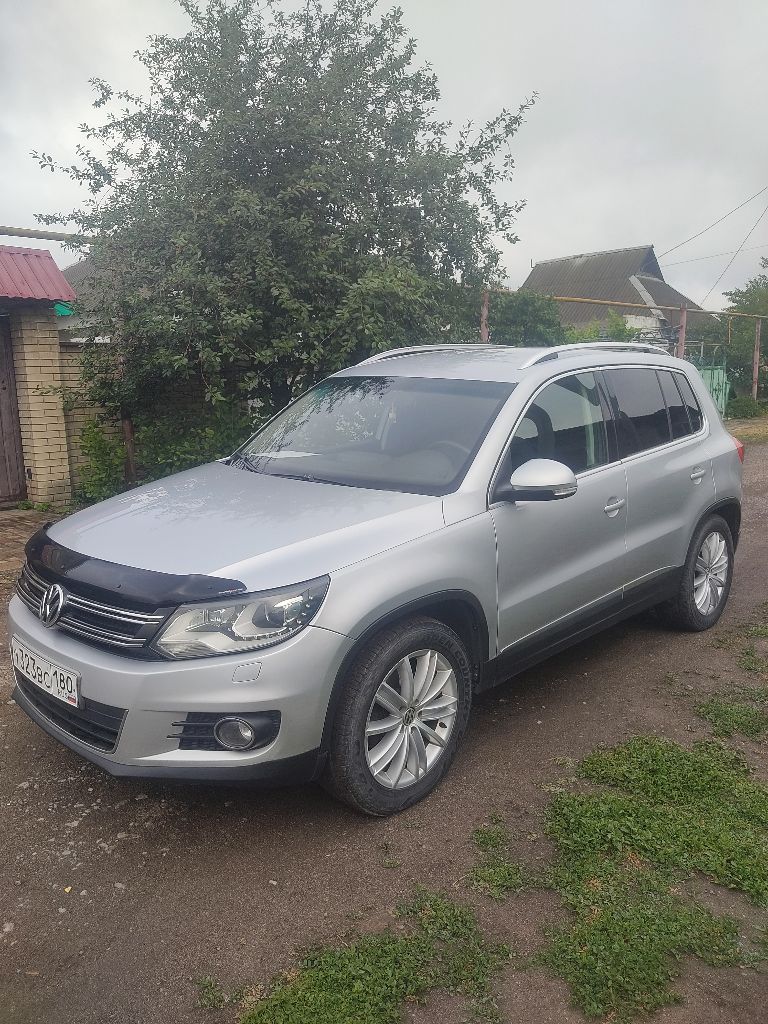Продаю цена 1100000 руб volkswagen tiguan 2.0 tsi at 2011г. , 170л. с., акпп, 4wd, пробег 225000км. автомобиль в хорошем техническом и внешнем состоянии. подогрев сидений. парктроники. заводской ксенон с адаптивной оптикой. мультимедиа мп3, aux, cd. круиз-контроль. мульти-руль. двухзонный климат контроль холодит отлично, печка греет. стеклоподъемники на все двери. электрорегулировка и обогрев зеркал заднего вида. датчик дождя и света. работает каждая кнопка. два комплекта резины литые диски лето, зима штампы с оригинальными колпаками. приезжайте смотрите все расскажу. разумный торг уместен. перекупов и салоны просьба не беспокоить. телефон +7 949 385-14-76 - фотография - 4