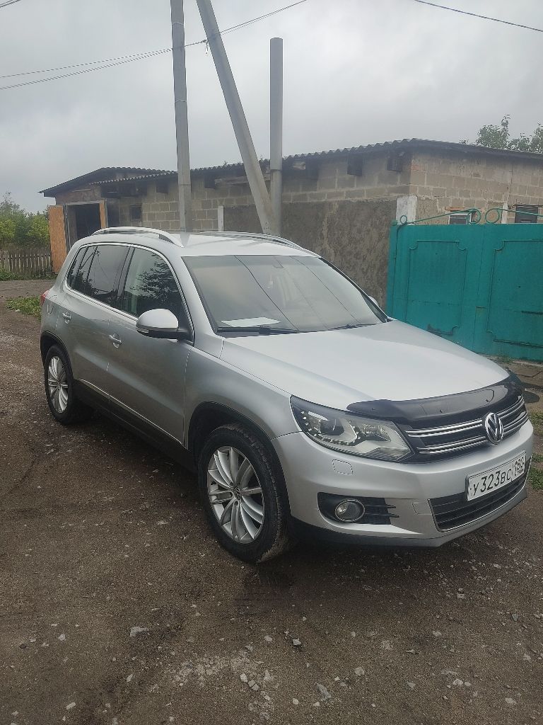 Продаю цена 1100000 руб volkswagen tiguan 2.0 tsi at 2011г. , 170л. с., акпп, 4wd, пробег 225000км. автомобиль в хорошем техническом и внешнем состоянии. подогрев сидений. парктроники. заводской ксенон с адаптивной оптикой. мультимедиа мп3, aux, cd. круиз-контроль. мульти-руль. двухзонный климат контроль холодит отлично, печка греет. стеклоподъемники на все двери. электрорегулировка и обогрев зеркал заднего вида. датчик дождя и света. работает каждая кнопка. два комплекта резины литые диски лето, зима штампы с оригинальными колпаками. приезжайте смотрите все расскажу. разумный торг уместен. перекупов и салоны просьба не беспокоить. телефон +7 949 385-14-76 - фотография - 3