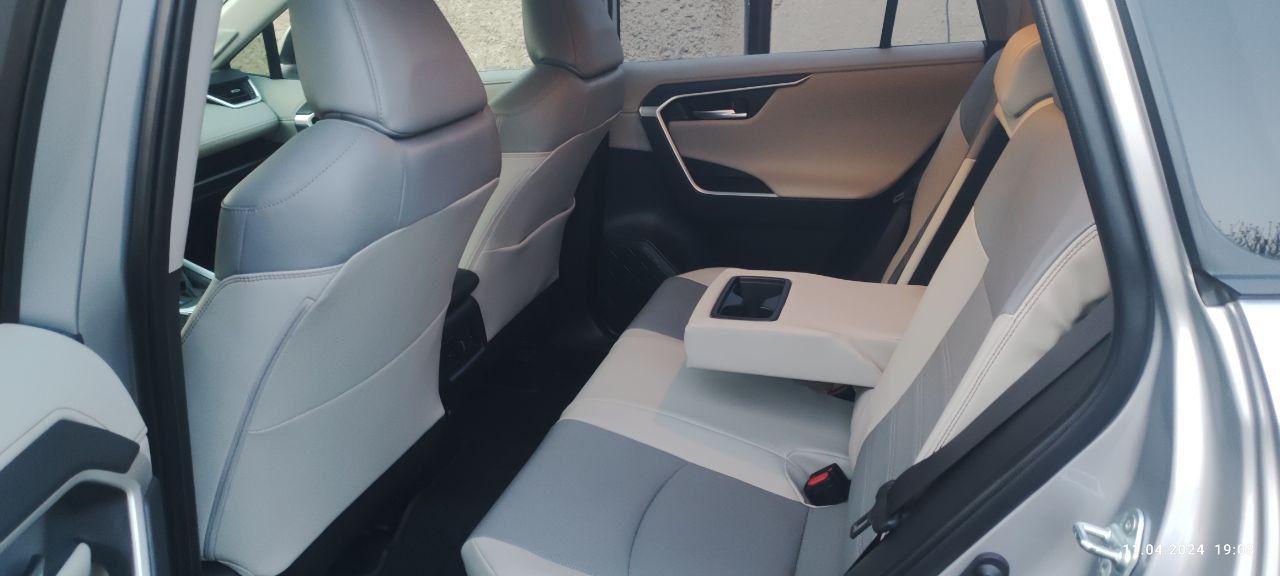 Луганск. ‼️ цена 3099000 руб. ‼️продам toyota rav 4, максимальная комплектация ‼️гибрид‼️ 2019 год, пробег 41000 км, не бита в родной краске. в дтп не участвовала. машина в отличном состоянии, полностью обслужена, готова к новому хозяину. тел. +79595279116 дмитрий. - фотография - 7