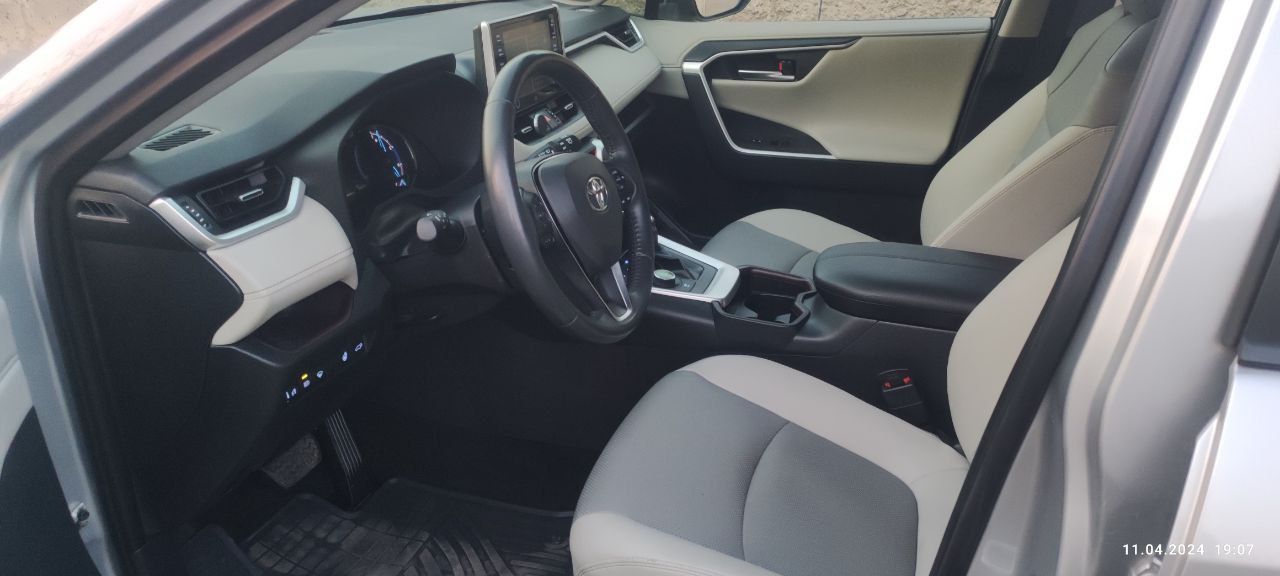 Луганск. ‼️ цена 3099000 руб. ‼️продам toyota rav 4, максимальная комплектация ‼️гибрид‼️ 2019 год, пробег 41000 км, не бита в родной краске. в дтп не участвовала. машина в отличном состоянии, полностью обслужена, готова к новому хозяину. тел. +79595279116 дмитрий. - фотография - 6