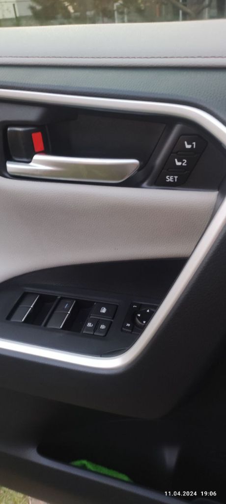 Луганск. ‼️ цена 3099000 руб. ‼️продам toyota rav 4, максимальная комплектация ‼️гибрид‼️ 2019 год, пробег 41000 км, не бита в родной краске. в дтп не участвовала. машина в отличном состоянии, полностью обслужена, готова к новому хозяину. тел. +79595279116 дмитрий. - фотография - 9