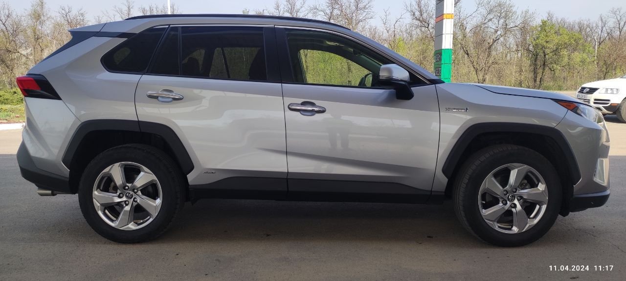 Луганск. ‼️ цена 3099000 руб. ‼️продам toyota rav 4, максимальная комплектация ‼️гибрид‼️ 2019 год, пробег 41000 км, не бита в родной краске. в дтп не участвовала. машина в отличном состоянии, полностью обслужена, готова к новому хозяину. тел. +79595279116 дмитрий. - фотография - 4