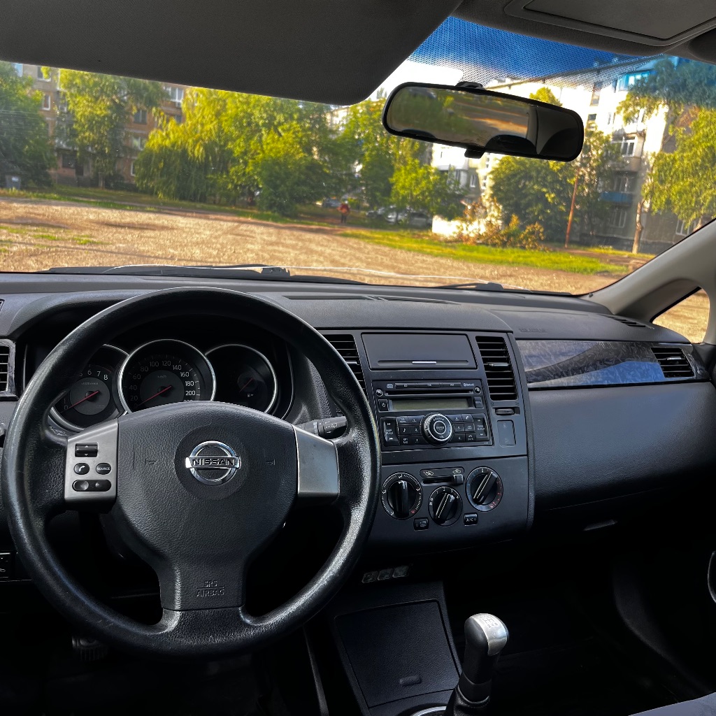 Nissan tiida 2008 год 1.6 я владелец продам ниссан тиида мотор один из самых надёжных 1.6, салон трансформер, заднее сиденье двигается полностью вперед и назад и складывается есть кондиционер, холодит, мультируль чистый салон, хорошая штатная музыка, два ключа машина европейка оформлена на меня, я собственник цена 455.000 торг возможен +79494675501 - фотография - 6