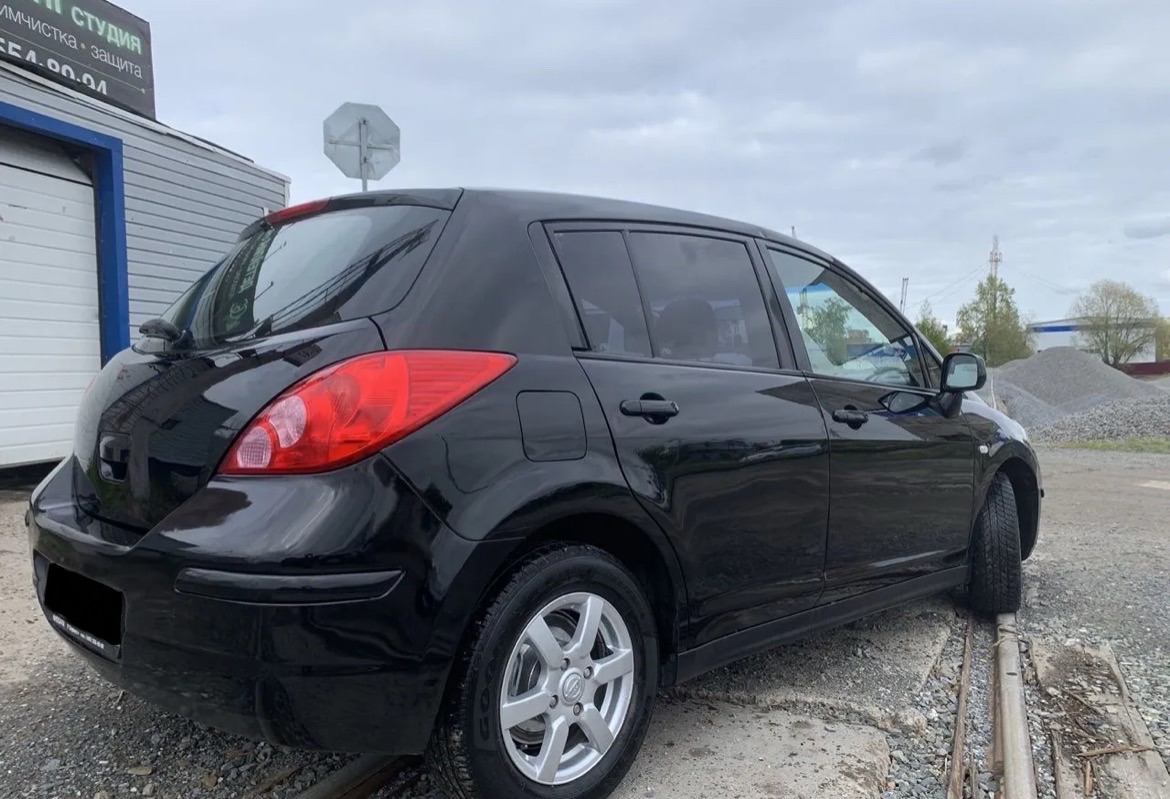 Nissan tiida 2008 год 1.6 я владелец продам ниссан тиида мотор один из самых надёжных 1.6, салон трансформер, заднее сиденье двигается полностью вперед и назад и складывается есть кондиционер, холодит, мультируль чистый салон, хорошая штатная музыка, два ключа машина европейка оформлена на меня, я собственник цена 455.000 торг возможен +79494675501 - фотография - 13