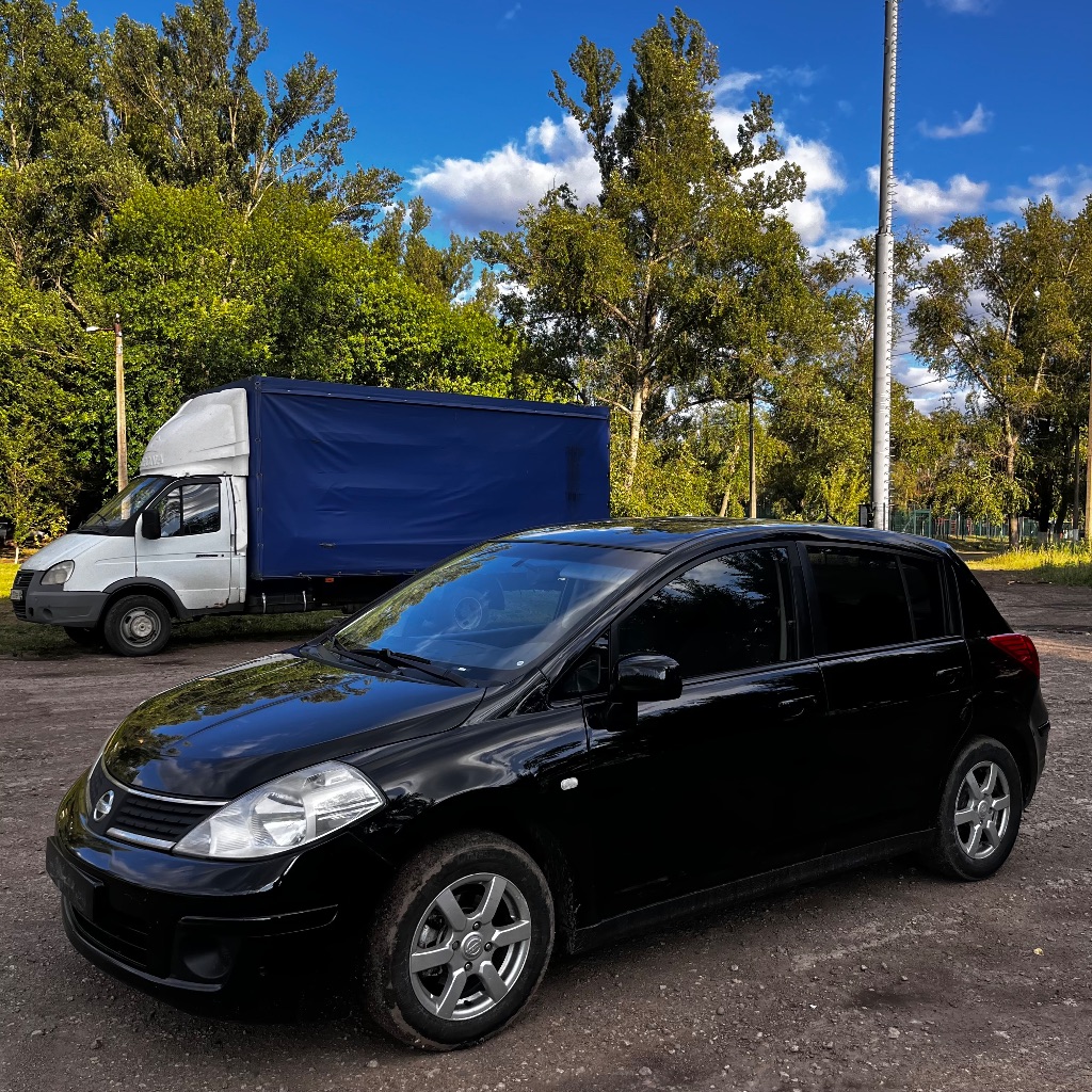 Nissan tiida 2008 год 1.6 я владелец продам ниссан тиида мотор один из самых надёжных 1.6, салон трансформер, заднее сиденье двигается полностью вперед и назад и складывается есть кондиционер, холодит, мультируль чистый салон, хорошая штатная музыка, два ключа машина европейка оформлена на меня, я собственник цена 455.000 торг возможен +79494675501 - фотография - 2