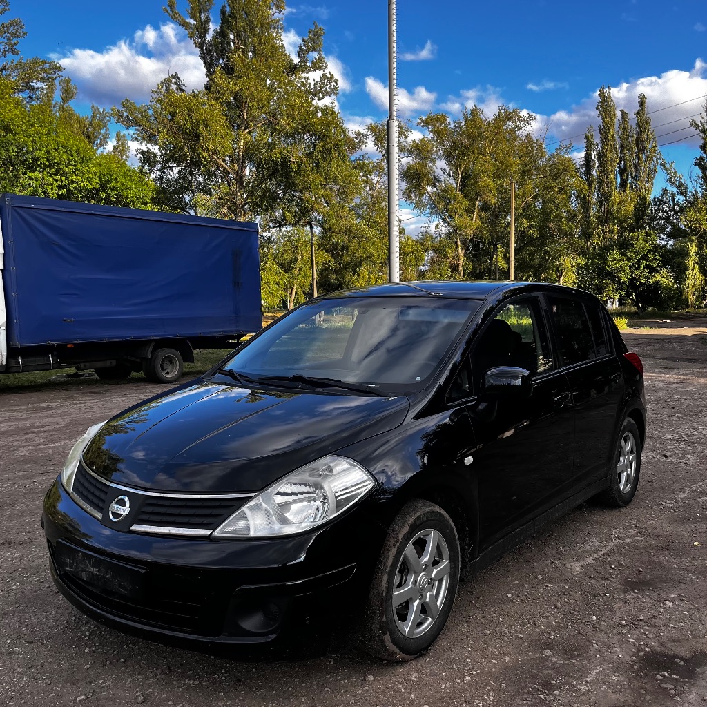 Nissan tiida 2008 год 1.6 я владелец продам ниссан тиида мотор один из самых надёжных 1.6, салон трансформер, заднее сиденье двигается полностью вперед и назад и складывается есть кондиционер, холодит, мультируль чистый салон, хорошая штатная музыка, два ключа машина европейка оформлена на меня, я собственник цена 455.000 торг возможен +79494675501 - фотография - 3