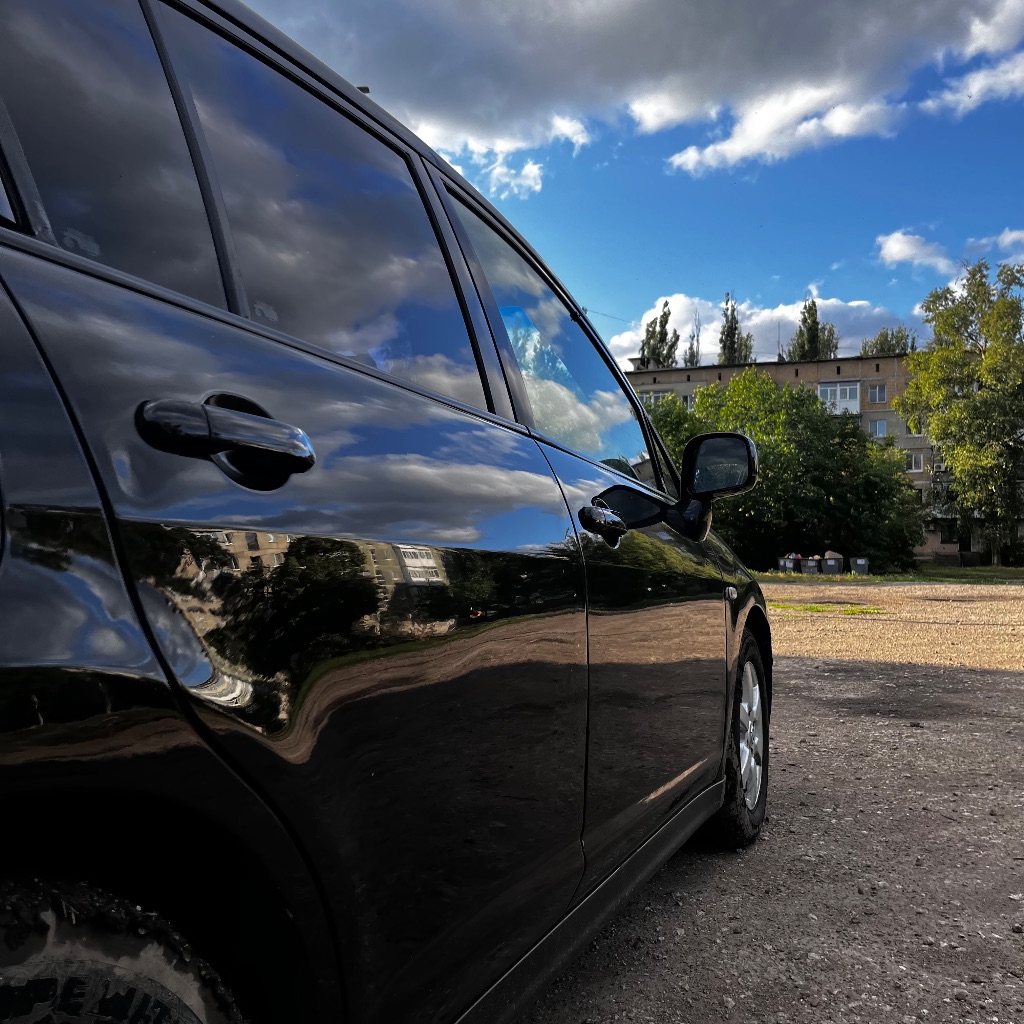 Nissan tiida 2008 год 1.6 я владелец продам ниссан тиида мотор один из самых надёжных 1.6, салон трансформер, заднее сиденье двигается полностью вперед и назад и складывается есть кондиционер, холодит, мультируль чистый салон, хорошая штатная музыка, два ключа машина европейка оформлена на меня, я собственник цена 455.000 торг возможен +79494675501 - фотография - 5