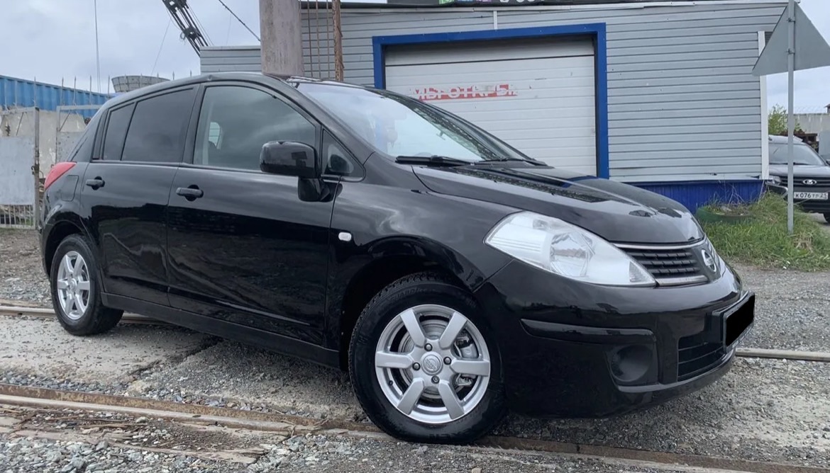 Nissan tiida 2008 год 1.6 я владелец продам ниссан тиида мотор один из самых надёжных 1.6, салон трансформер, заднее сиденье двигается полностью вперед и назад и складывается есть кондиционер, холодит, мультируль чистый салон, хорошая штатная музыка, два ключа машина европейка оформлена на меня, я собственник цена 455.000 торг возможен +79494675501 - фотография - 12