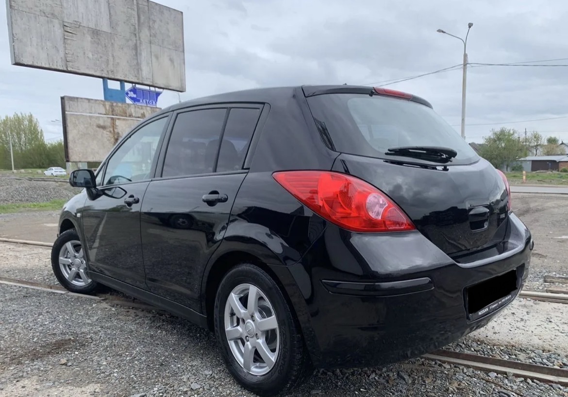 Nissan tiida 2008 год 1.6 я владелец продам ниссан тиида мотор один из самых надёжных 1.6, салон трансформер, заднее сиденье двигается полностью вперед и назад и складывается есть кондиционер, холодит, мультируль чистый салон, хорошая штатная музыка, два ключа машина европейка оформлена на меня, я собственник цена 455.000 торг возможен +79494675501 - фотография - 10