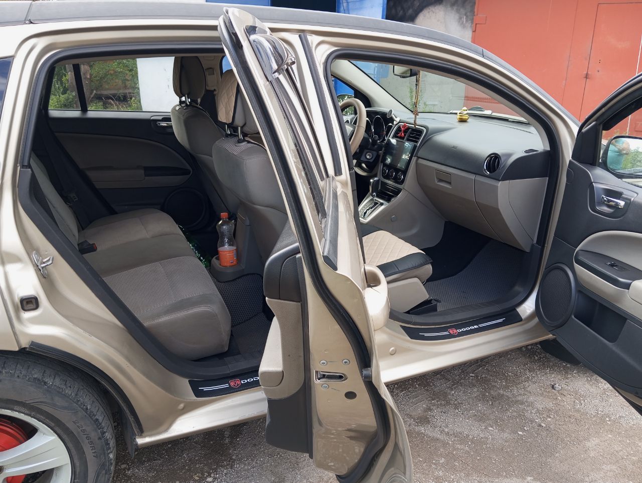 Продам свое личное авто dodge caliber 2010г. рестайлинг. 2.0 бензин, акпп-вариатор, пробег: 155т. в отличном состоянии, не бит, стекла оригинал, ухоженный, обслужен, гаражного хранения! двигатель, акпп, подвеска все отлично. сел и поехал! по кузову ок! abs, airbag, гур, круиз-контроль, кондиционер, эл/стекла-зеркала, подогрев, ц/замок, 2 ключа, магнитола android и т. д. салон хороший! документы в порядке, я владелец! продажа без номеров! ц: 800.000р. енакиево. +79493652755. - фотография - 4